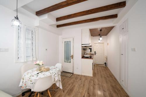 YueYang - Tranquil Gentle Lane House with Private Patio - image 4