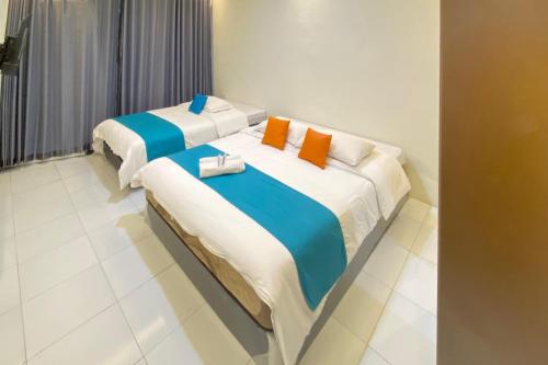 1 double bed, 1 twin bed