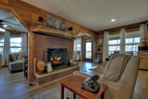 Moon Tower Cabin - Beautiful Water Views Firepit More in Blairsville, USA