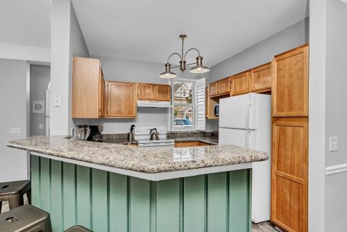 2 Bedroom Vacation Condo (2016) thumb 4