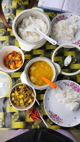Food and beverages, SafarnamaStays Homestay Camping Room Markham Mafhawnlur Meghalaya in Mylliem