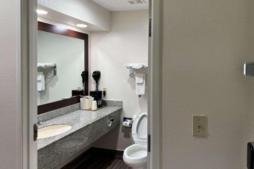 Super 8 by Wyndham Beaumont/I-10 S TX - image 9