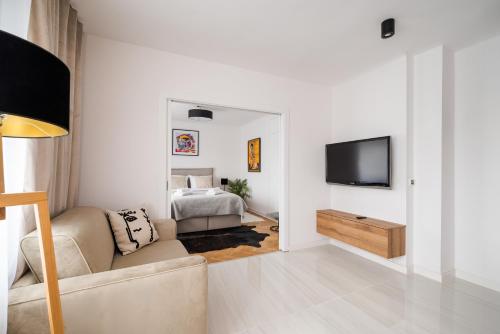 Metro Ratusz Arsenał Deluxe Apartment by BookingHost, Varšava