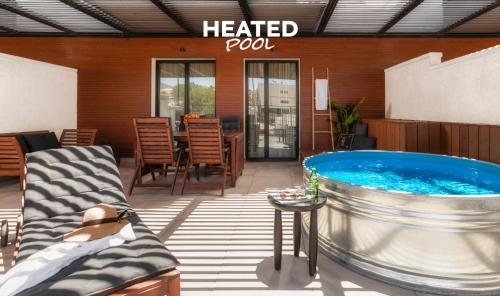 Studio Apartment with Terrace and Plunge Pool room in Mr. Soof - By TLV2GO