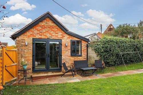 Cottage in the heart of award-winning English village, Woodchurch