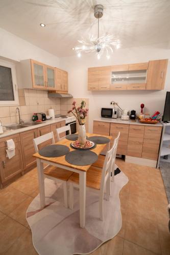 kök, Mary's Downtown Home - a stroll away from Mount Vermio in Naousa