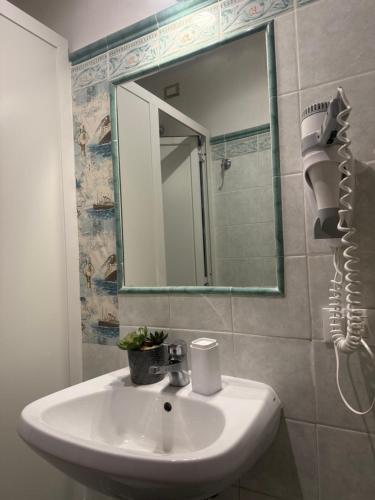 Deluxe Triple Room image 7
