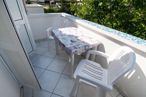 Apartments Den - with pool - image 3