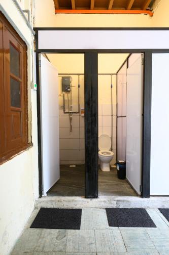 The Manor Hostel - Hostel with Private Pool - image 11