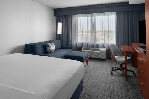 King Room with Sofa Bed image 5