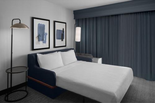 King Room with Sofa Bed image 7