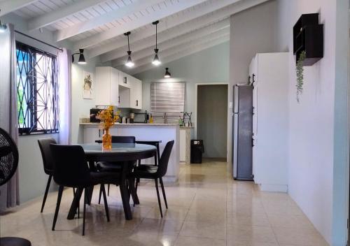 Modern vacation home near beach in 팰머스