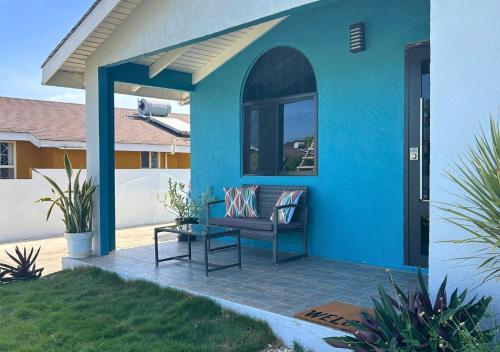Modern vacation home near beach in 팰머스
