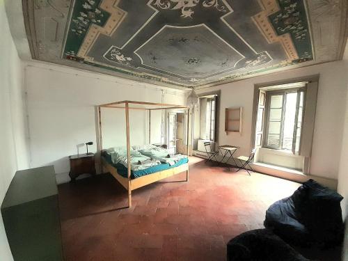 1 queen bed, 3 twin beds