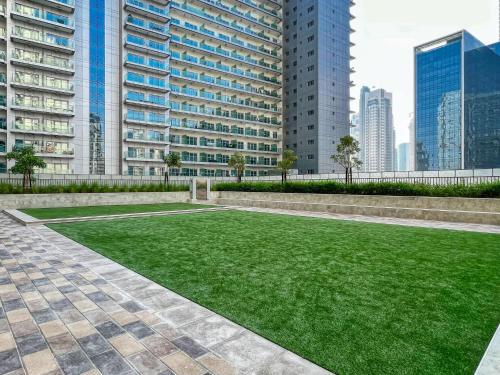 Luxury 2BD Apt with Pool GYM & Burj Khalifa Views Luxury 2BD Apt with Pool GYM & Burj Khalifa Views