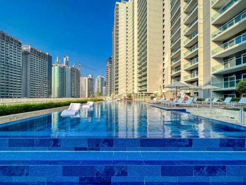 Luxury 2BD Apt with Pool GYM & Burj Khalifa Views Luxury 2BD Apt with Pool GYM & Burj Khalifa Views