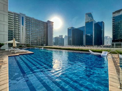 Luxury 2BD Apt with Pool GYM & Burj Khalifa Views, Dubaj