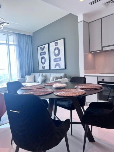 A Luxurious 2 Bedroom Emaar Beachfront Apartment in Palm Jumeirah, Dubai (photo 6)