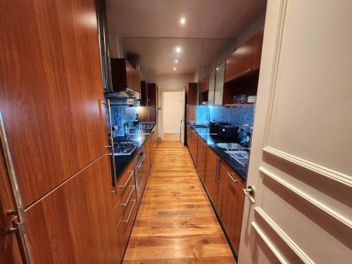 Elegant 2BR Apartment Steps from Tube - image 11