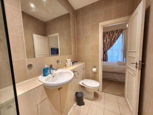 Elegant 2BR Apartment Steps from Tube - image 10