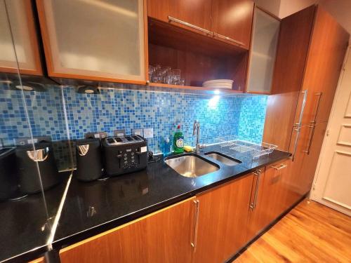 Elegant 2BR Apartment Steps from Tube