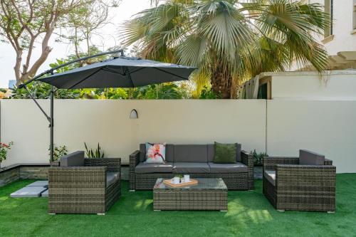 White Sage Brand New 3BR Villa with Garden and Two Balconies, Дубай (фото 2)