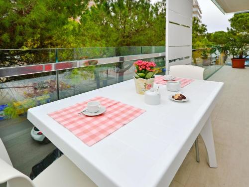 Apartment Fiore-10 by Interhome