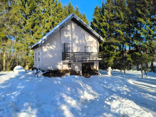 Planinska kuća Vladanka - planina Goč - banjska strana - preko puta ski staze (Planinska kuca Vladanka - planina Goc - banjska strana - preko puta ski staze) in Goč