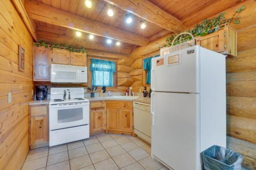 Gatlinburg Vacation Rental with Hot Tub and Game Room! in Gatlinburg, USA