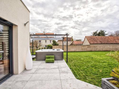 Maison élégante avec jacuzzi, confort moderne et histoire à Ranville - FR-1-788-44 (Maison elegante avec jacuzzi, confort moderne et histoire a Ranville - FR-1-788-44) in เอรูวีล แซ็ง แคลร์