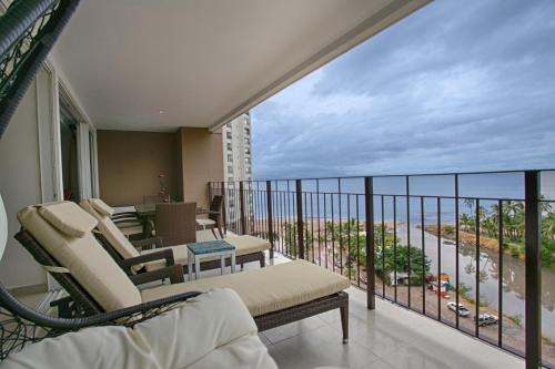 Beachfront 1BR | 5 Pools + Gym + Balcony Views, Puerto Vallarta (foto 3)