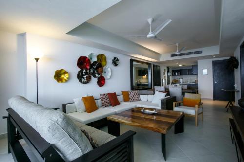 Beachfront 1BR | 5 Pools + Gym + Balcony Views, Puerto Vallarta (foto 9)