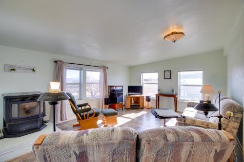 Hot Tub & Screened Porch: Getaway in Montrose!