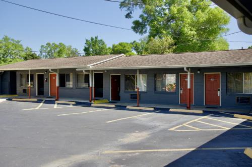 A szálláshely kívülről, El Camino Motel near Tallahassee nemzetközi repülőtér