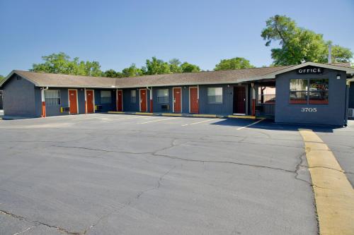 A szálláshely kívülről, El Camino Motel near Tallahassee nemzetközi repülőtér