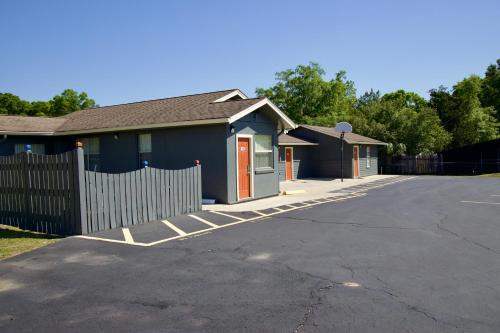 A szálláshely kívülről, El Camino Motel near Tallahassee nemzetközi repülőtér