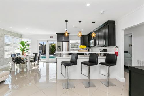 Pool House 3B-2B King Bed - BBQ - EV