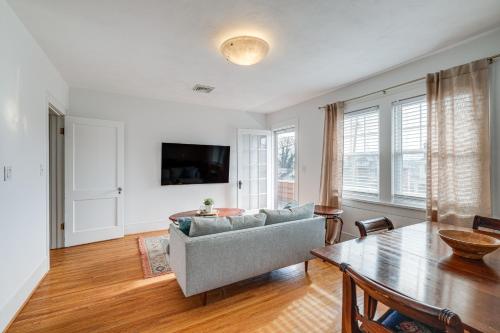 Less Than 3 Mi to Dtwn Roanoke Inviting Unit with Balcony in 羅阿諾克