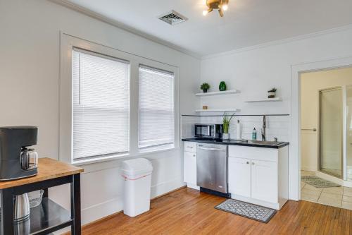 Less Than 3 Mi to Dtwn Roanoke Inviting Unit with Balcony in 羅阿諾克