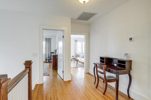 Less Than 3 Mi to Dtwn Roanoke Inviting Unit with Balcony in 羅阿諾克