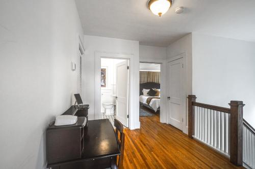 Less Than 3 Mi to Dtwn Roanoke Inviting Unit with Balcony in 羅阿諾克