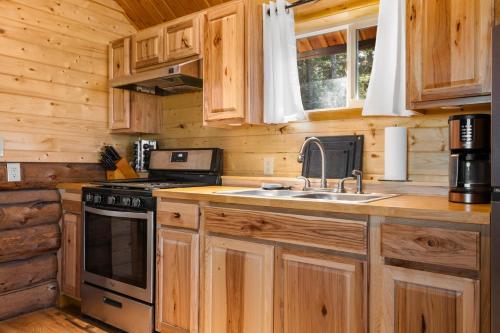 Charming Log Cabin Mountain Views, Philipsburg in Philipsburg (MT)