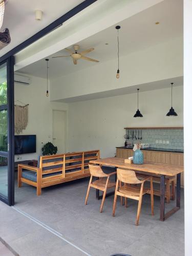 Tranquil 2BR Pool Villa - Fast WiFi - Work-Friendly - Near Echo Beach, Tumbak Bayuh (Foto 2)
