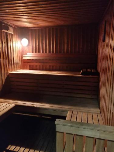 Sauna, Garden House By IsrApart in Raanana