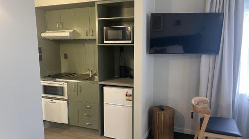 廚房, The Elmwood Motel in 梅裏韋爾