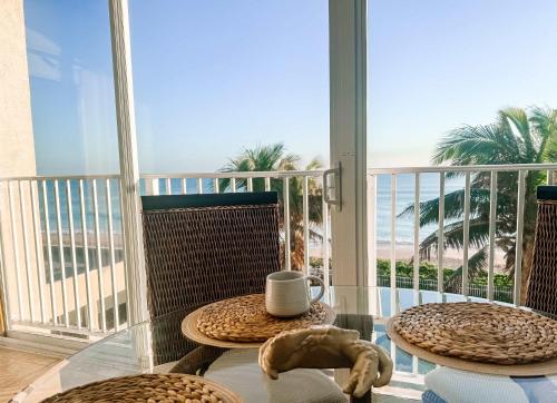 Hutchinson Island BeachFront Heated Pool Balcony Top Floor in Jensen Beach, USA