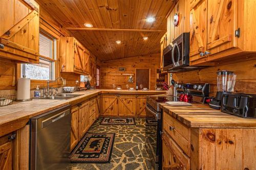 Fontana Woods Cabin in Bryson City, USA