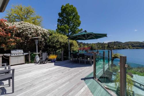 The Bach - Luxury Waterfront Living with Spa Pool – khách sạn tại Lake Okareka