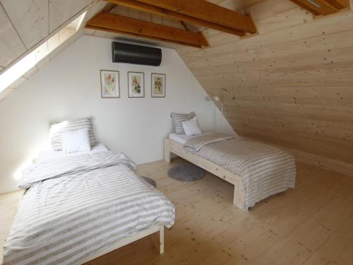 Apartment in Vyso ina near Pern tejn Castle, Ujčov (photo 10)
