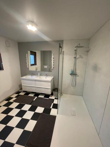 PAUSE NATURE SORBAIS gîte 2 personnes avec grand SPA privatif, STREAMING et arrivée autonome (PAUSE NATURE SORBAIS gite 2 personnes avec grand SPA privatif, STREAMING et arrivee autonome) in Peronne